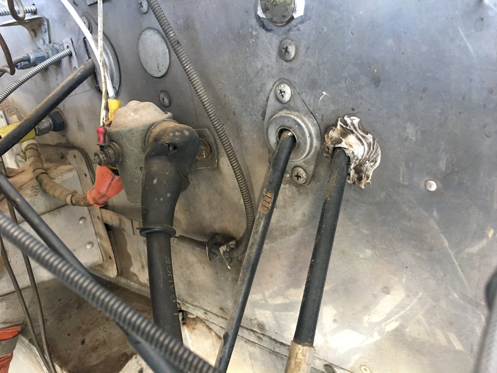 photo of missing support bracket for constant speed prop cable.JPG